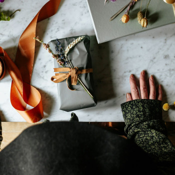 Nu ai cutie? Nu e o problemă. Arta ambalării creative și sustenabile pentru cadouri cu personalitate