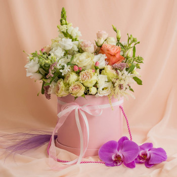 Cutie pastel cu trandafiri și lisianthus