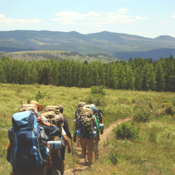 Cadouri pentru călători și backpackeri 2026: idei pentru orice drum