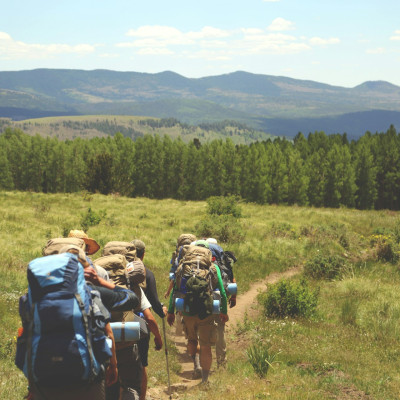 Cadouri pentru călători și backpackeri 2026: idei pentru orice drum