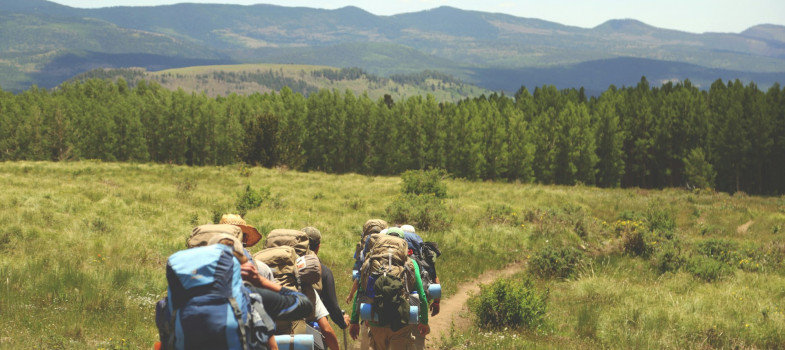 Cadouri pentru călători și backpackeri 2026: idei pentru orice drum