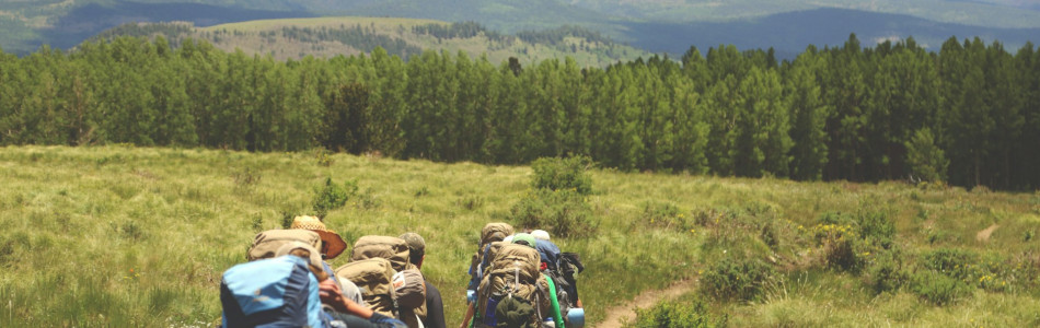 Cadouri pentru călători și backpackeri 2026: idei pentru orice drum