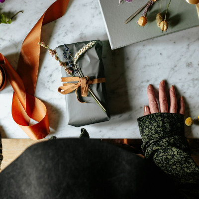 Nu ai cutie? Nu e o problemă. Arta ambalării creative și sustenabile pentru cadouri cu personalitate