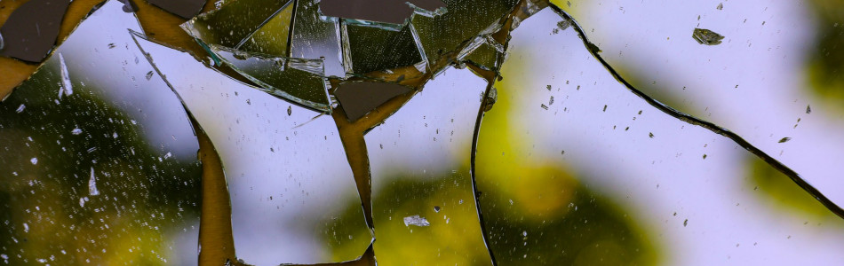 Superstiții despre cadouri în România: De ce să nu dăruiești ceasuri, cuțite sau batiste (și cum să "plătești" cadoul)