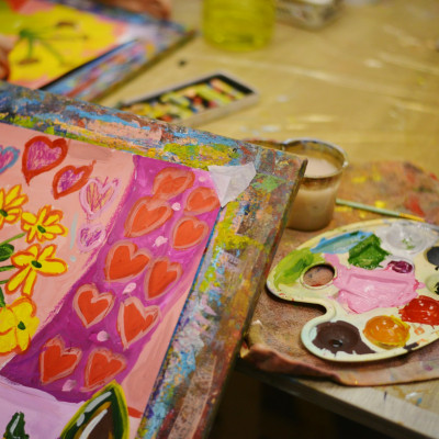 Cadouri care nu sunt jucării: Ce să iei unui copil care are camera plină de plastic